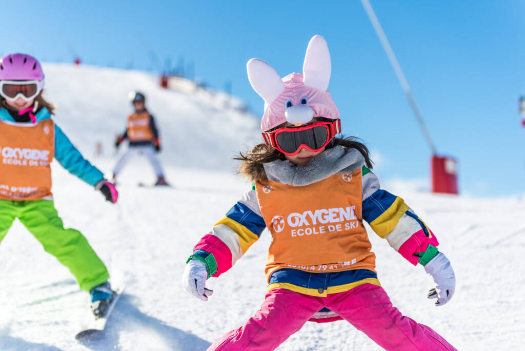 Cours à l'école de ski pour enfants