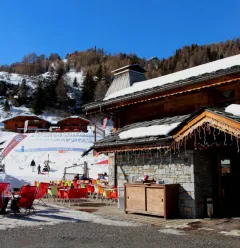 Accès par le parking, au Loup Blanc
