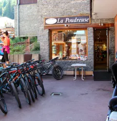Entrée du magasin la Poudreuse