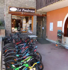 Entrée du magasin la Poudreuse