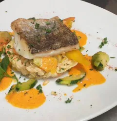 loup de mer sur exquisoto aux petits légumes et sauce chorizo