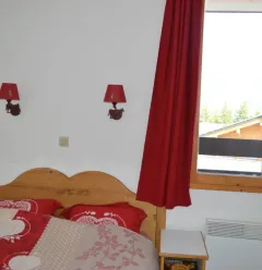 Chambre avec un lit double
