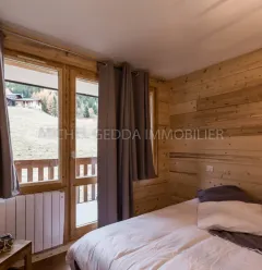 Chambre avec un lit double