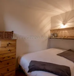 Chambre avec un lit double