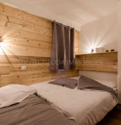 Chambre avec un lit double