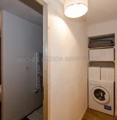 Couloir avec cabine + buanderie