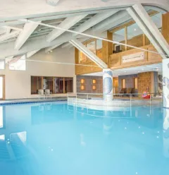 Piscine intérieure avec vue imprenable