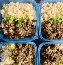 Bœuf haché sauté au oignons, riz thaï