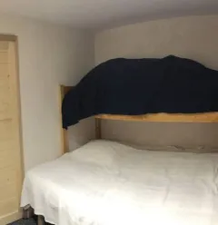 chambre enfants 3 lits simples, 1 lit double 140
