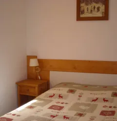 Chambre avec un lit double