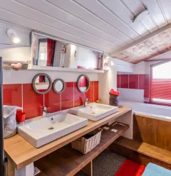 Salle de bain de la grande chambre du bas