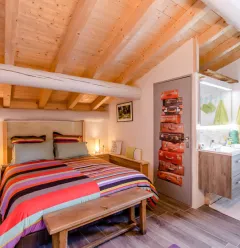 Grande chambre du haut avec salle d'eau