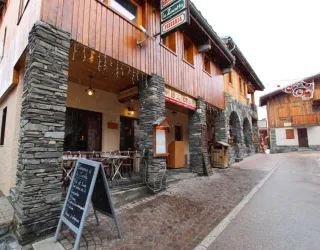Restaurant Le Zaccota dans la rue piétonne de Montchavin