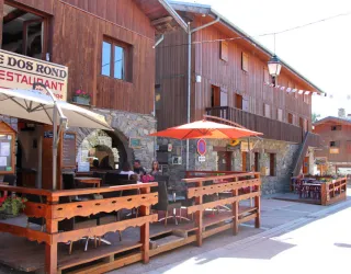Terrasse du Restaurant Le Dos Rond en été