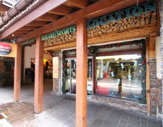 vitrine Sport 2000 depuis la rue pietonne