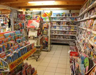 Le rayon presse du magasin