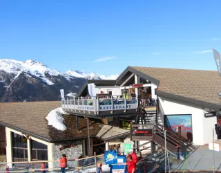 Accès au rstaurant Trappeur's depuis le front de neige