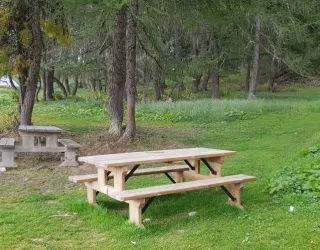 Table de pique nique au départ du sentier des Frasses