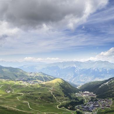 Vue panoramique de la Plagne en été