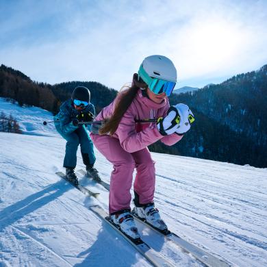 Mode sur les pistes de ski : rouge et bleu