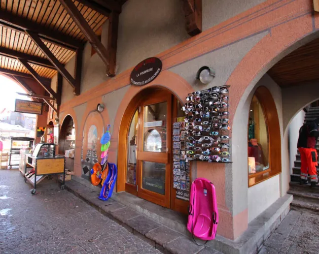 Entrée depuis les arcades