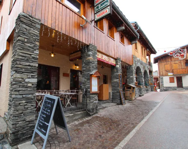 Restaurant Le Zaccota dans la rue piétonne de Montchavin