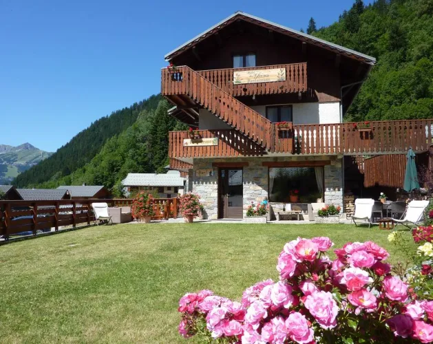 Hôtel les Glières vue extérieure en été
