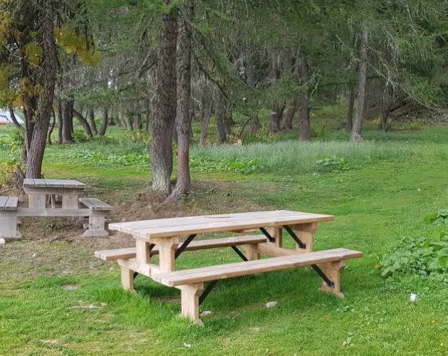 Table de pique nique au départ du sentier des Frasses