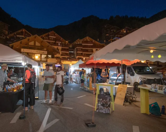 Marché Artisanal en nocturne et Braderie des commerçants_Champagny-en-Vanoise