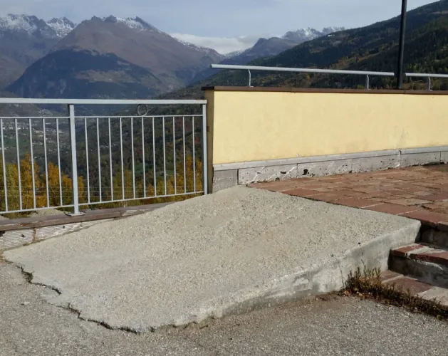 Rampe d'accès depuis le parking