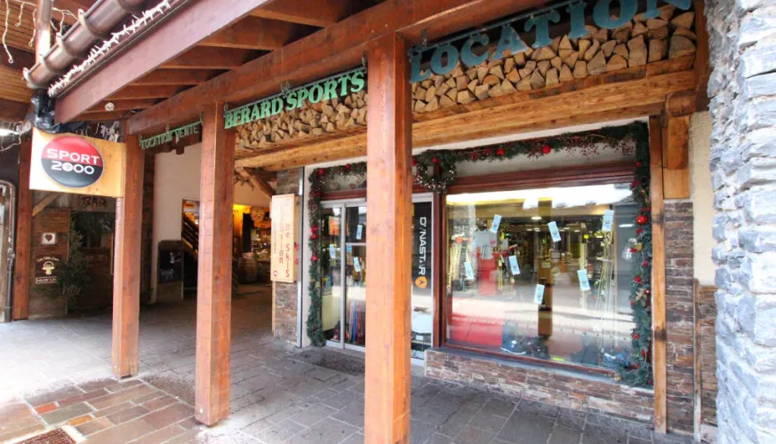 vitrine Sport 2000 depuis la rue pietonne