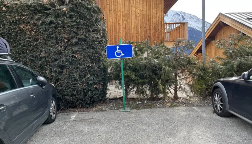 Parking PMR - rue des Hauts du Crey
