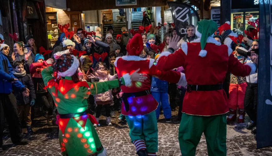 Mini show des lutins et séance photos avec le Père Noël_La Plagne