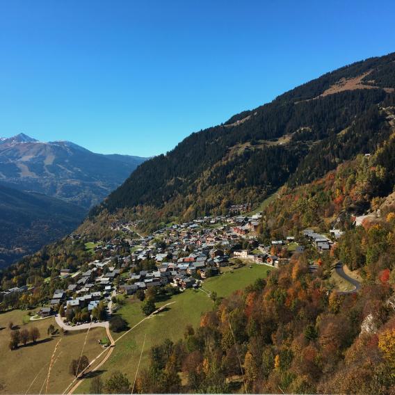 Vue sur Champagny en Vanoise en automne