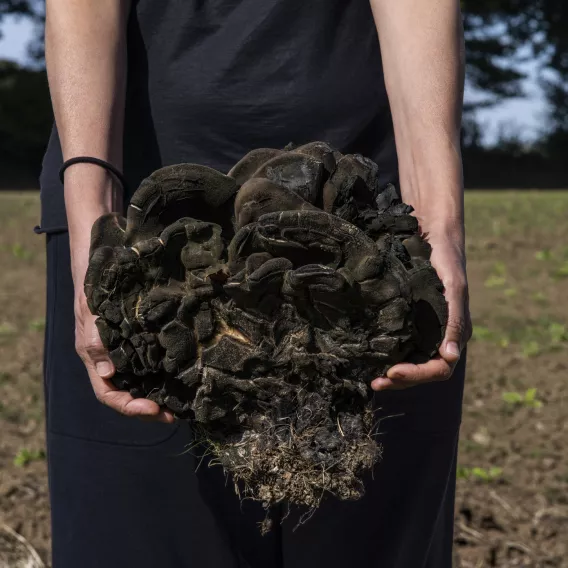 Campagne_Premiere_Manuela_Marques_Porteuse _2022_impression_pigmentaire _sur papier_baryté-Courtesy_Galerie_Anne_Barrault