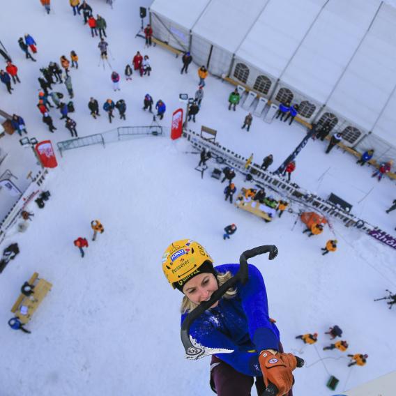 Un village animé - coupe du monde d'escalade sur glace