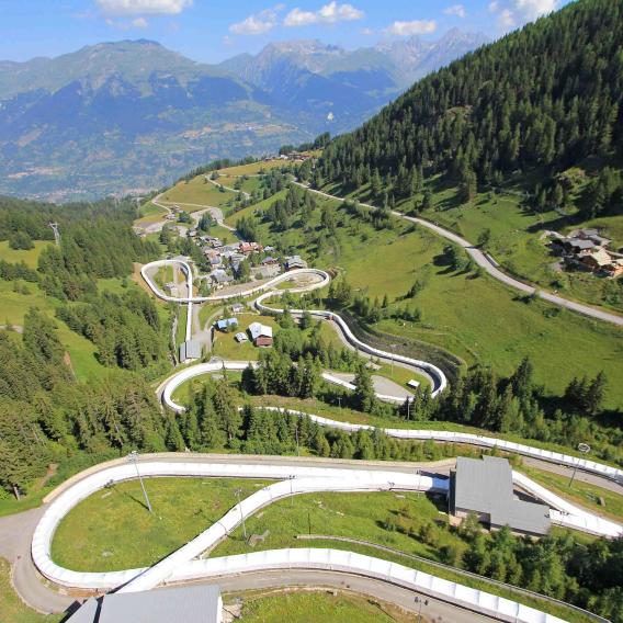 Vue aérienne de la piste de bobsleigh