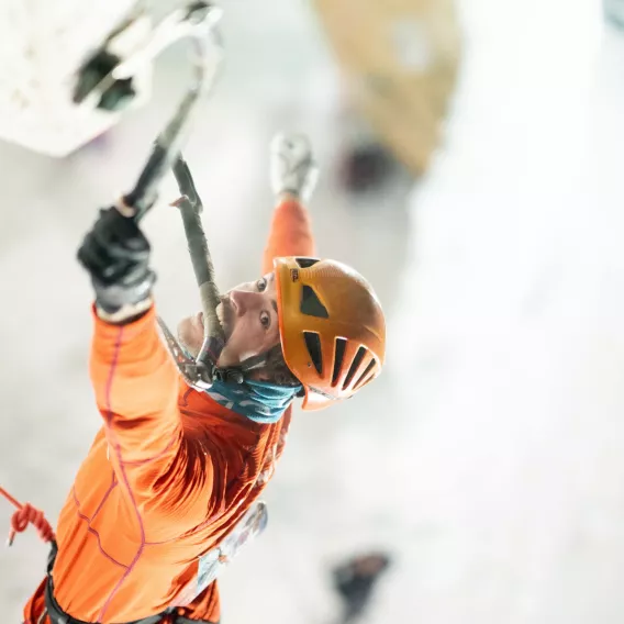 Athlète en demi-finale coupe du monde d'escalade sur glace 2025