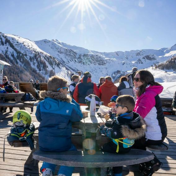 Une pause pique nique en famille à 2000m d'altitude