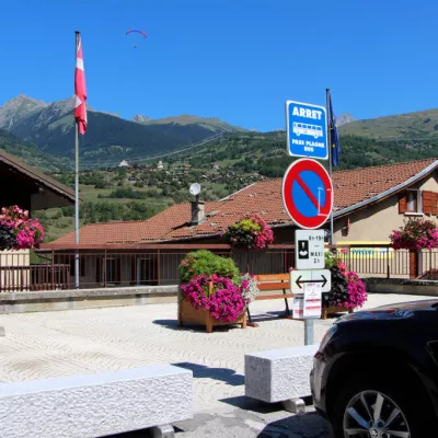 Arrêt de navette face à la Mairie