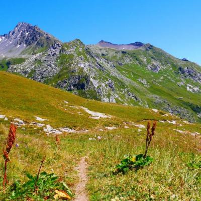 Le Lac de la Vélière et l'alpage de la Chiaupe