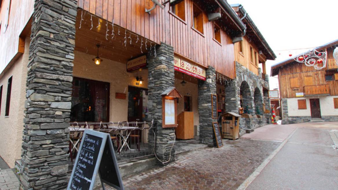 Restaurant Le Zaccota dans la rue piétonne de Montchavin