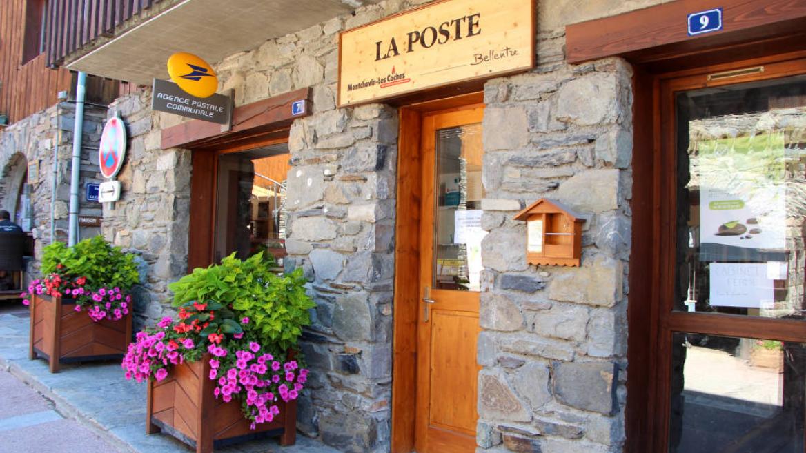 Entrée de la poste à Montchavin