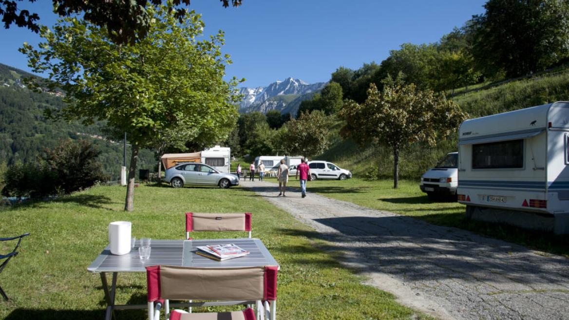 Allée du camping en été Camping caravaneige de Montchavin-la Plagne