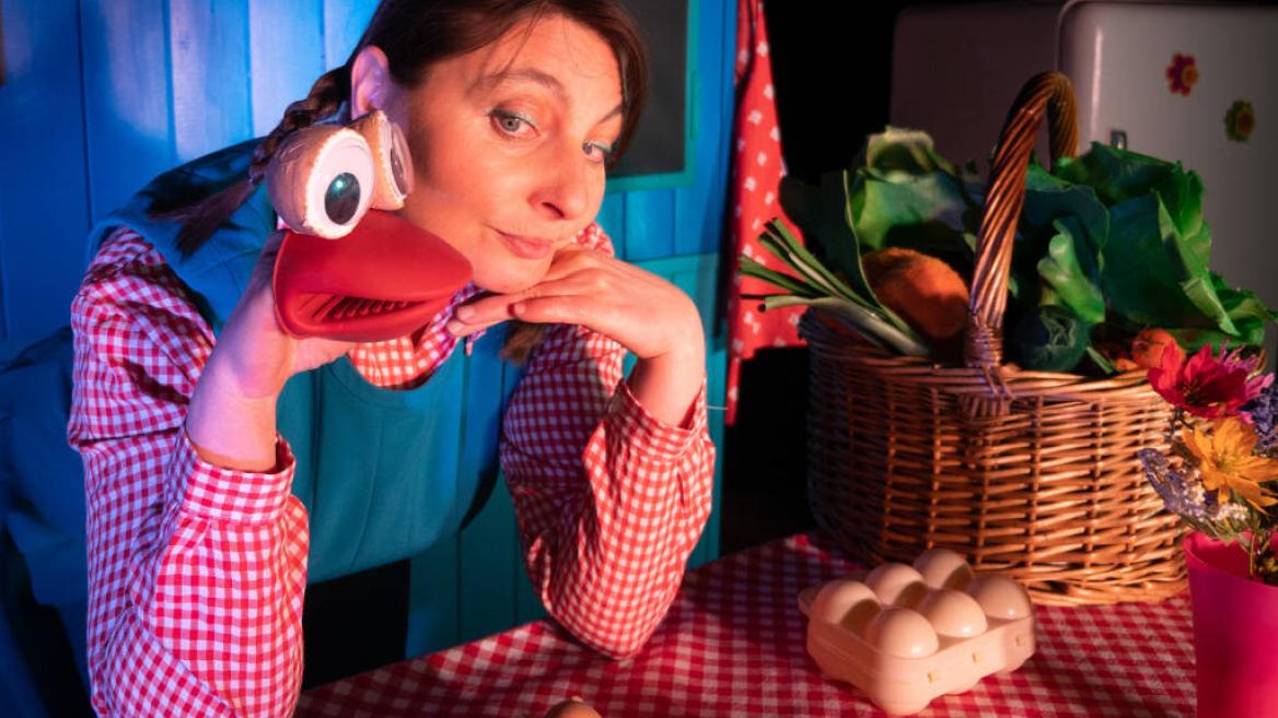 A table petits et gants ! - Cie Chapiteau Théâtre  | FESTIVAL "UN AUTOMNE SUR LES PLANCHES" POUR LES SCOLAIRES_Aime-la-Plagne