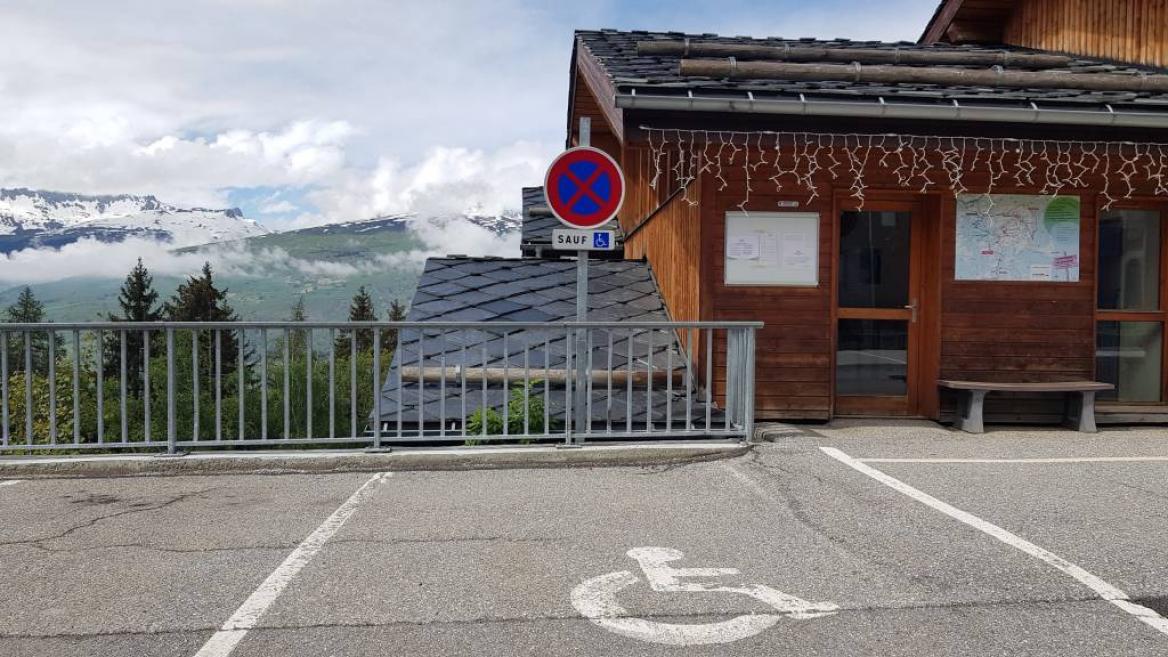 Place de parking handicapée devant le Point information des Coches