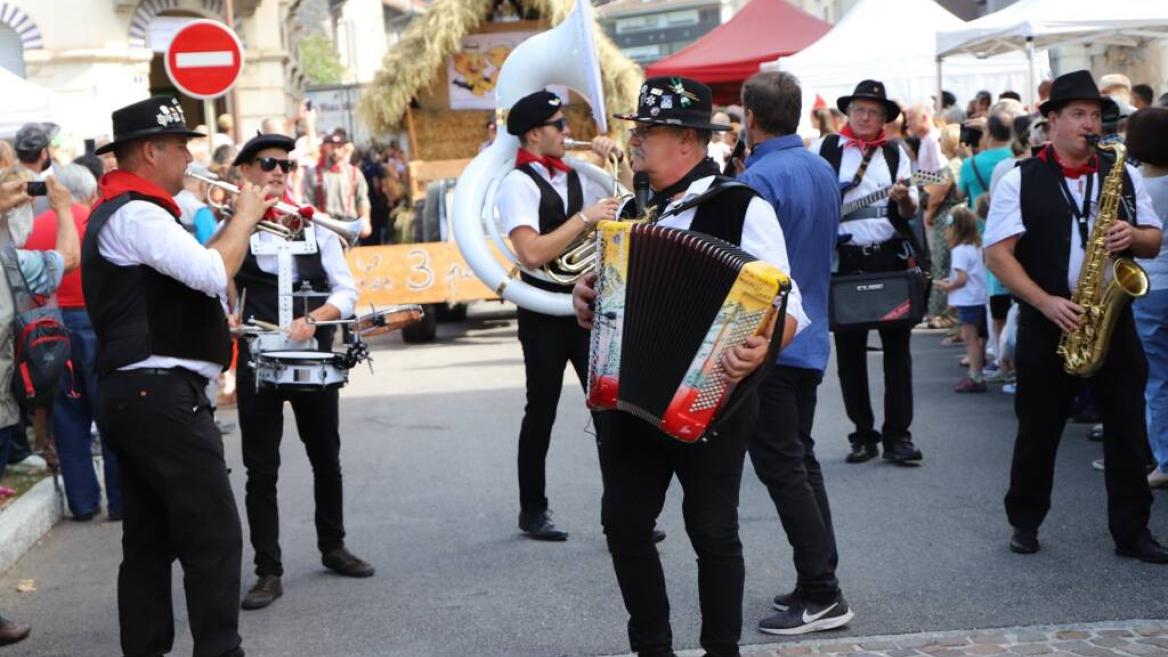 Fanfare Cocktail des montagnes en déambulation_Montchavin-les-Coches