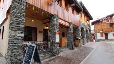 Restaurant Le Zaccota dans la rue piétonne de Montchavin