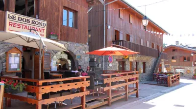 Terrasse du Restaurant Le Dos Rond en été