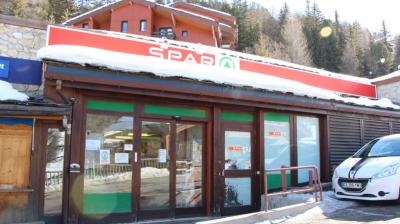 Façade de la supérette Spar à Plagne 1800